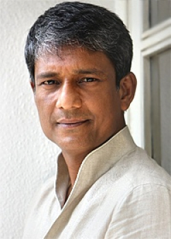 Актер Адиль Хуссэйн сыгравший роль в кино Iti Srikanta.