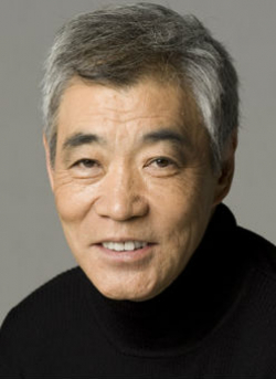 Актер Акира Эмото сыгравший роль в кино Девочка в матроске и автомат.