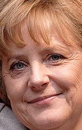 Актер Ангела Меркель сыгравший роль в кино Алмания – Добро пожаловать в Германию.