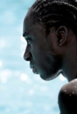 Актер Диукунда Кома сыгравший роль в кино Chronique de l'Afrique sauvage.