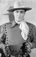 Актер Джордж Хьюстон сыгравший роль в кино The Lone Rider and the Bandit.