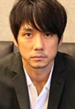 Актер Хидэтоси Нисидзима сыгравший роль в кино Mana ni dakarete.