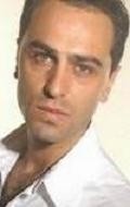 Актер Serdar Orcin сыгравший роль в кино Yolda - Ruzgar geri getirirse.