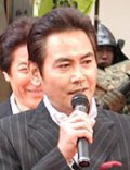 Актер Син Такума сыгравший роль в кино Gokudo no onna-tachi: Akai kizuna.
