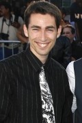 Актер Зэк Липовски сыгравший роль в кино Большой и волосатый.