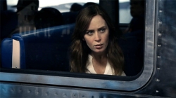 Смотреть фото Девушка в поезде.