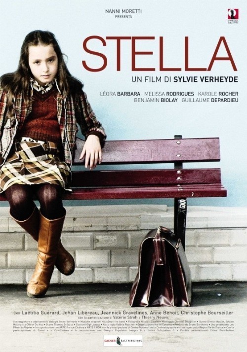 Кроме трейлера фильма Кит Киттредж: Загадка «Американской девочки», есть описание Стелла.